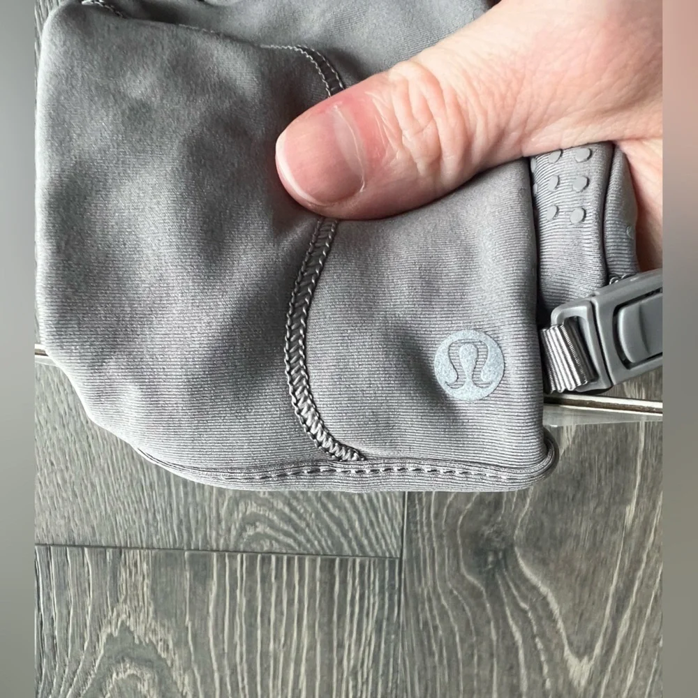 Lululemon Run for It All Gloves in Gull Grey
